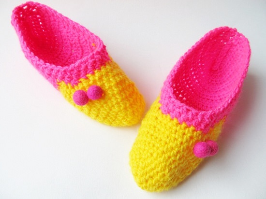 Try these amazing DIY crochet slippers that are really easy to make and gives a cozy and comforting feel to your feet