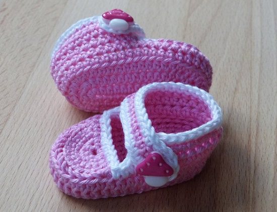 Aren't these toddler booties really cuties? Make a pair for your little one by using this quick and easy pattern of booties.