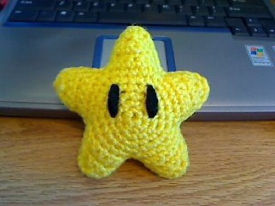 This Crochet Star Pattern is absolutely free! Make many and hang them in series in your room or keep it as a tiny stuffed toy, it's really cool.